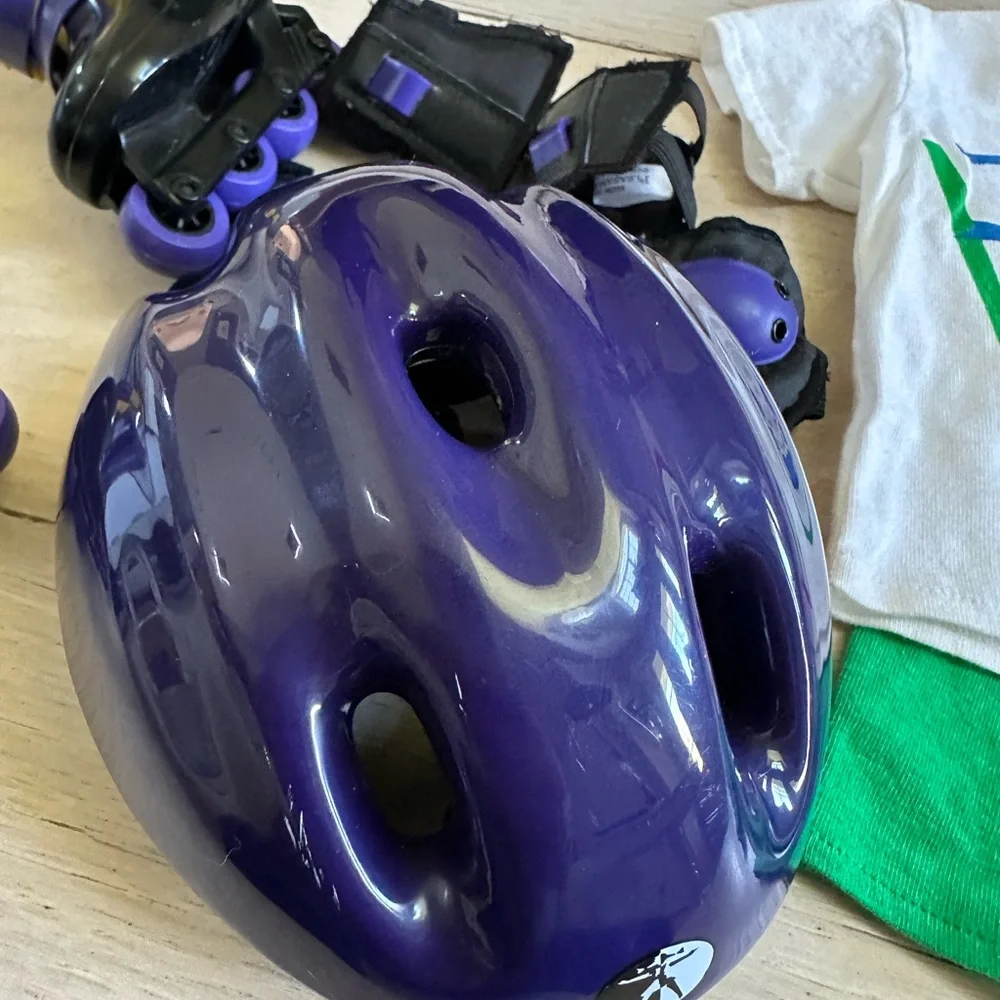 American Girl of Today inline skate outfit with accessories. - Picture 3 of 5
